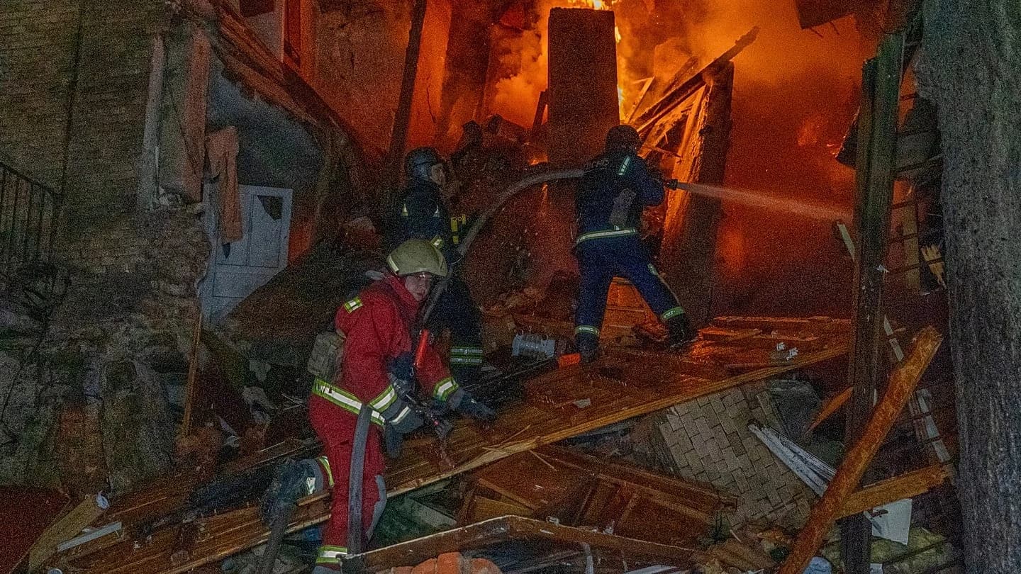 Rossiya zarbasi Rivne universitetida o'nlab kishini jarohatladi, ballistik raketa Kiyevga urildi