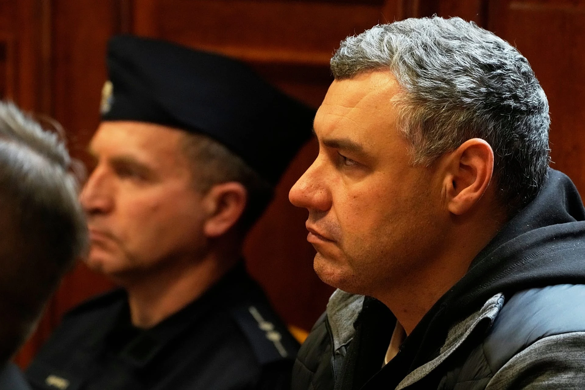 Ukrainalik ayblanuvchi Volodymyr Z. Varshavadagi okrug sudidagi jarayonlarni tinglamoqda, Varshava, 2025-yil 17-oktyabr