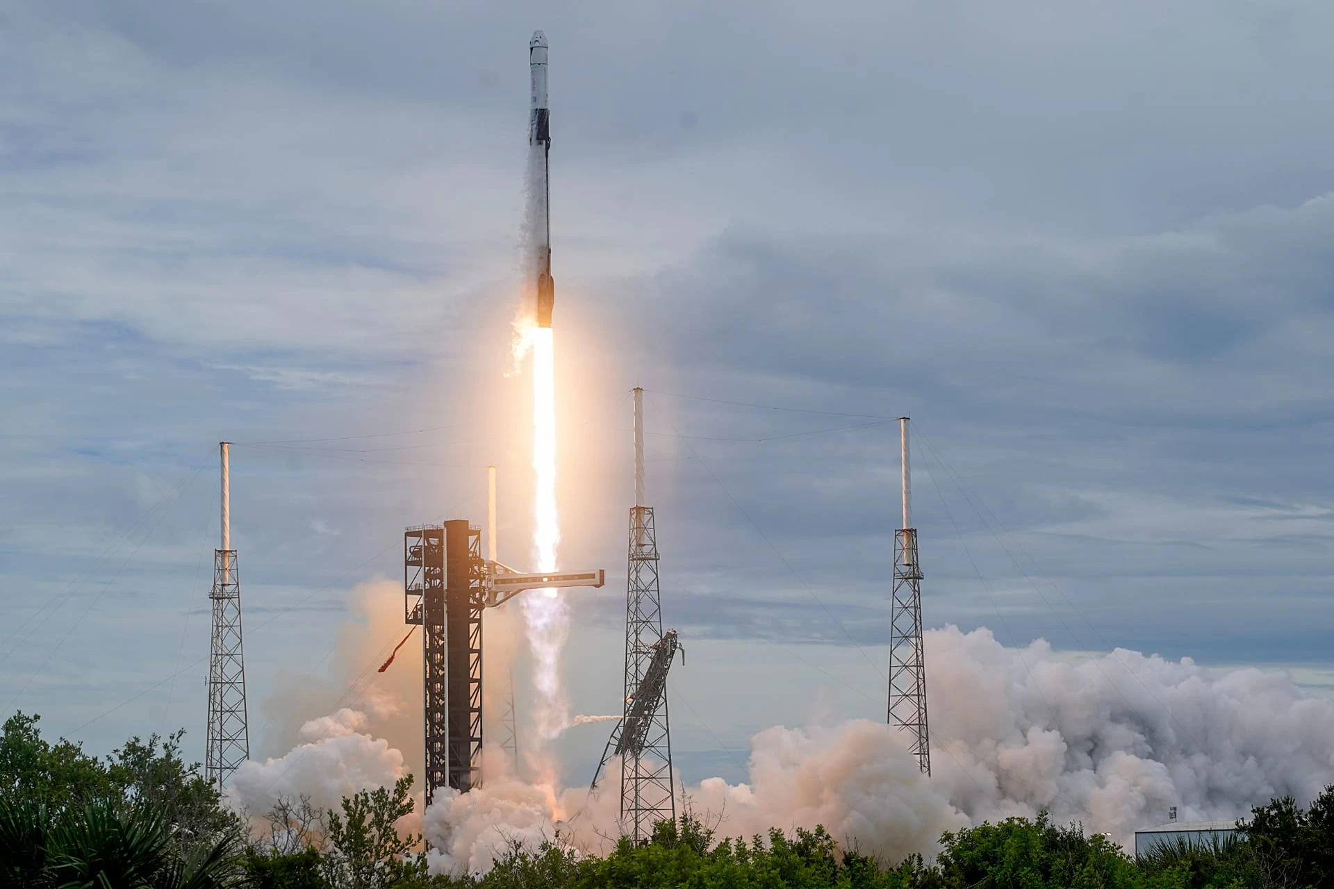 АРХИВ. Ракета Falcon 9 компании SpaceX с экипажем из четырёх человек стартует с площадки 40 Космических сил на базе Кейп-Канаверал в Кейп-Канаверале, штат Флорида, 1 октября 2026 года