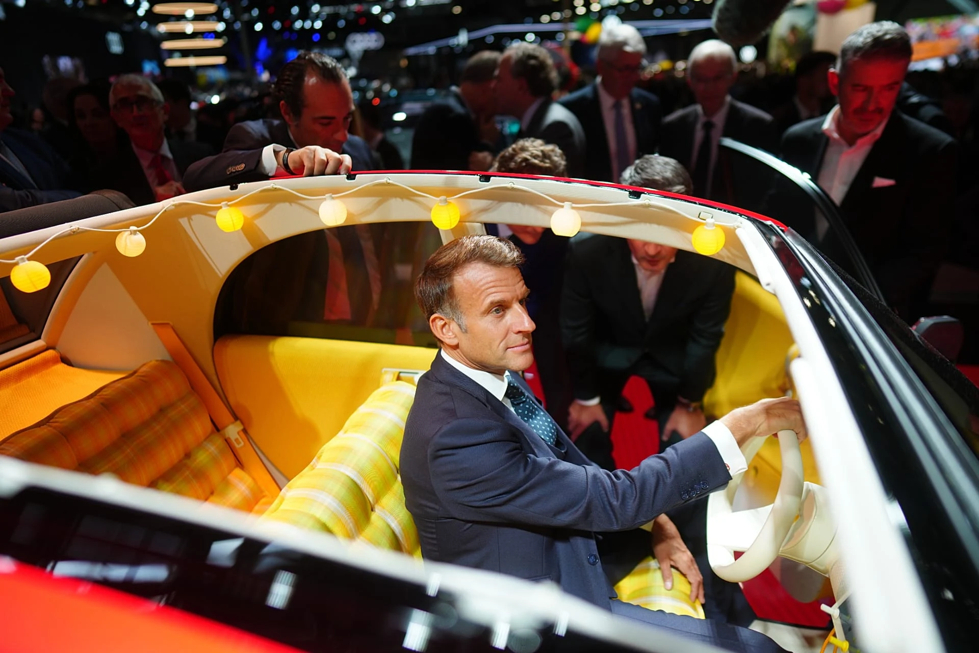 Fransiya prezidenti Emmanuel Makron Parij avtosalonini ko‘zdan kechirar ekan, Citroen 2 CV ichida o‘tiribdi, Parij, 2026-yil 12-oktyabr